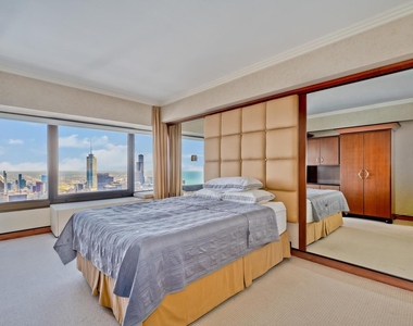 175 E Delaware Place - Photo Thumbnail 22