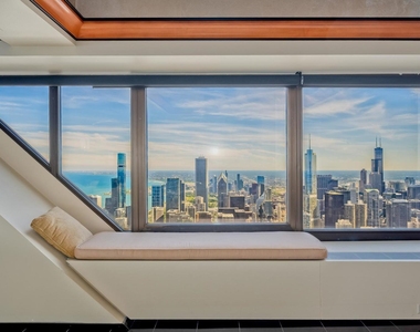 175 E Delaware Place - Photo Thumbnail 4