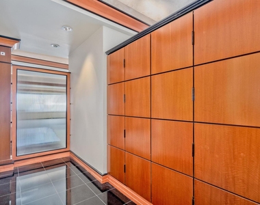 175 E Delaware Place - Photo Thumbnail 21