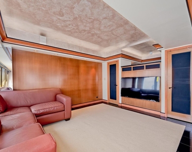 175 E Delaware Place - Photo Thumbnail 16