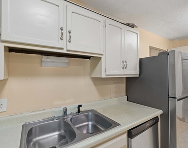 2211 S Stewart Avenue - Photo Thumbnail 11