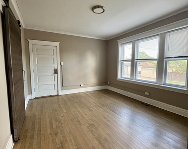 2345 Cuyler Avenue - Photo Thumbnail 5