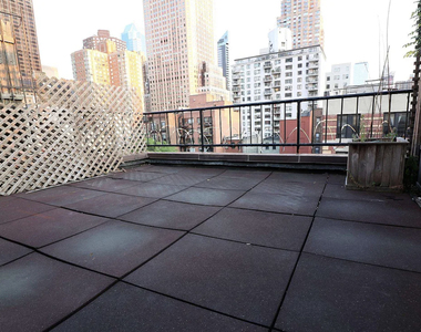 West 52nd Street - Photo Thumbnail 4