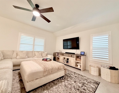 4724 Peony Green Drive - Photo Thumbnail 21