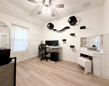 4724 Peony Green Drive - Photo Thumbnail 24