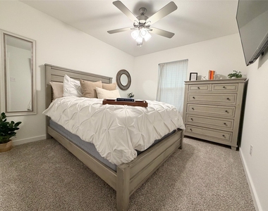 4724 Peony Green Drive - Photo Thumbnail 9