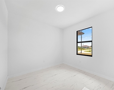 2618 69th Street W - Photo Thumbnail 12