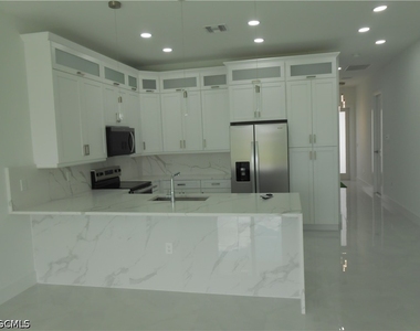320 Poplar Street - Photo Thumbnail 8