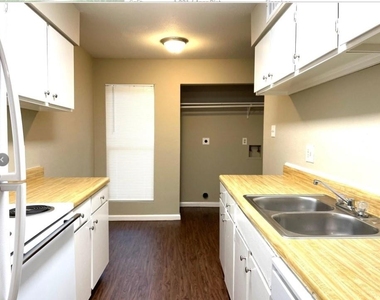 2200 Cypress Landing Drive - Photo Thumbnail 5