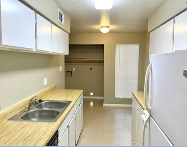 2200 Cypress Landing Drive - Photo Thumbnail 4