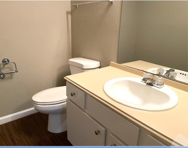 2200 Cypress Landing Drive - Photo Thumbnail 9