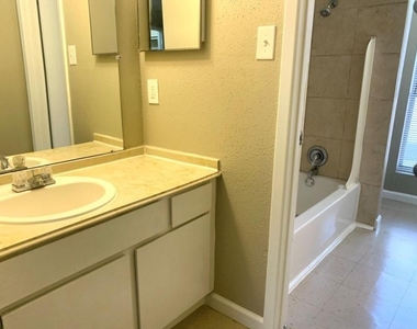 2200 Cypress Landing Drive - Photo Thumbnail 10