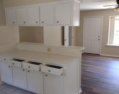 102 Libby Circle - Photo Thumbnail 7
