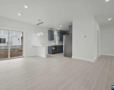 417 A Frances - Photo Thumbnail 6