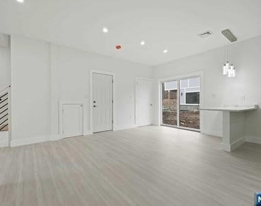 417 A Frances - Photo Thumbnail 9