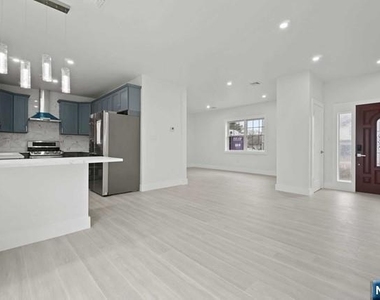 417 A Frances - Photo Thumbnail 3