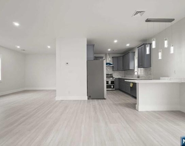 417 A Frances - Photo Thumbnail 5