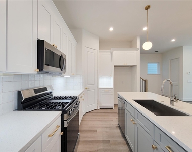 7705 Earl Rudder Way - Photo Thumbnail 28