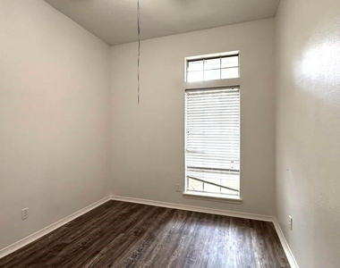 6422 Diamond Rock Drive - Photo Thumbnail 5