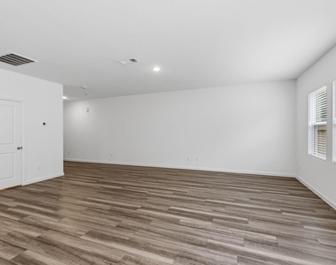 15052 Ronan Drive - Photo Thumbnail 6