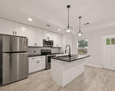 4302 Hirsch Road - Photo Thumbnail 2