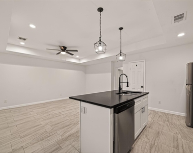 4302 Hirsch Road - Photo Thumbnail 3