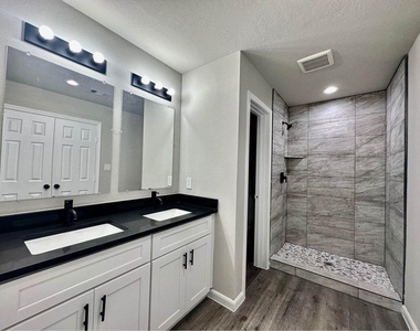 4302 Hirsch Road - Photo Thumbnail 10