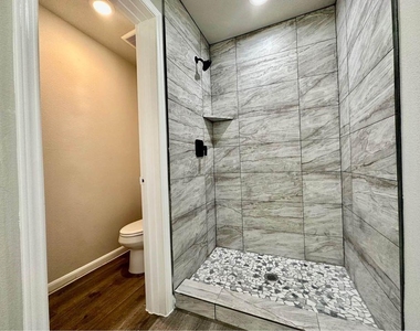4302 Hirsch Road - Photo Thumbnail 11