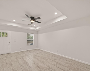 4302 Hirsch Road - Photo Thumbnail 9