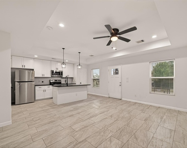 4302 Hirsch Road - Photo Thumbnail 7