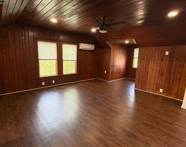 501 1/2 Johnson Street - Photo Thumbnail 4