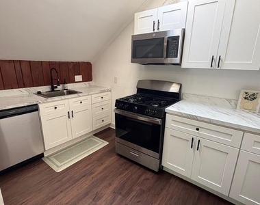 501 1/2 Johnson Street - Photo Thumbnail 3