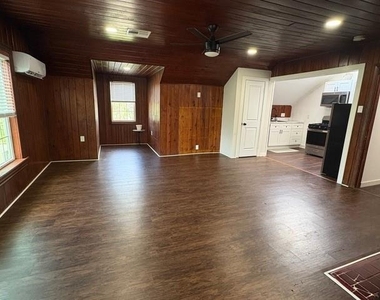 501 1/2 Johnson Street - Photo Thumbnail 5