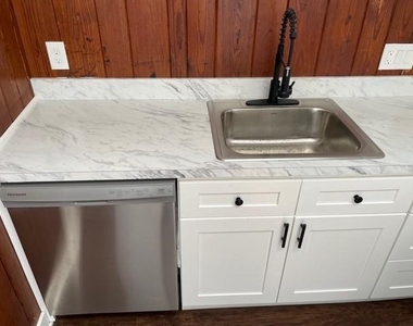 501 1/2 Johnson Street - Photo Thumbnail 7