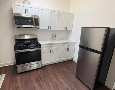 501 1/2 Johnson Street - Photo Thumbnail 2