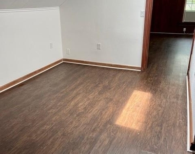 501 1/2 Johnson Street - Photo Thumbnail 12