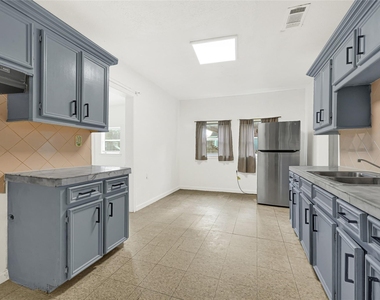 14336 Victoria Street - Photo Thumbnail 9