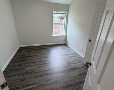 2205 Highland Crossing Drive - Photo Thumbnail 9