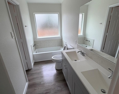 2205 Highland Crossing Drive - Photo Thumbnail 12