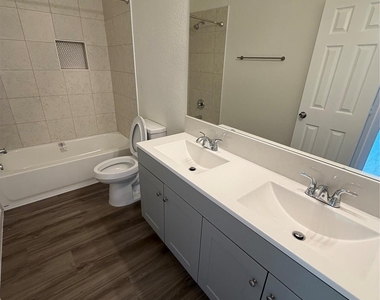 2205 Highland Crossing Drive - Photo Thumbnail 10