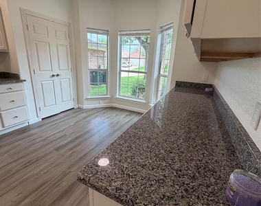 2205 Highland Crossing Drive - Photo Thumbnail 6