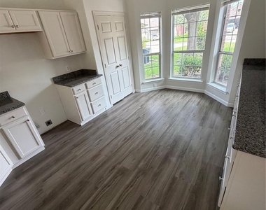 2205 Highland Crossing Drive - Photo Thumbnail 5