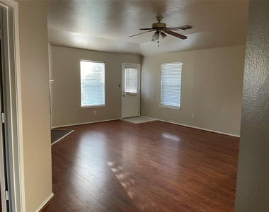 9311 Parkmore Drive Drive - Photo Thumbnail 5