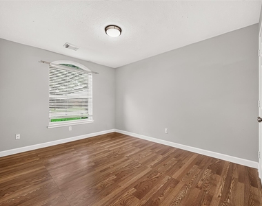 1810 Ashton Village Drive - Photo Thumbnail 17