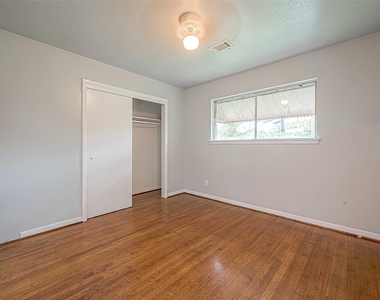 5646 Cedarburg Drive - Photo Thumbnail 7