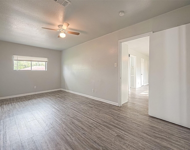 5646 Cedarburg Drive - Photo Thumbnail 4