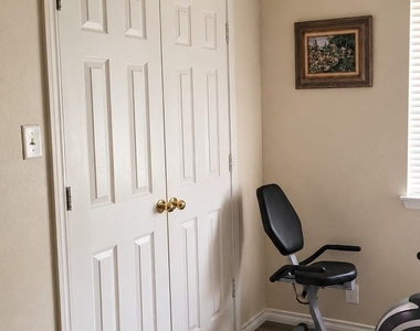 937 Crepe Myrtle Street - Photo Thumbnail 4