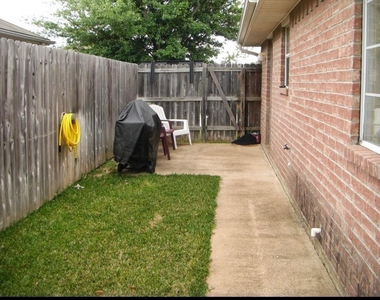937 Crepe Myrtle Street - Photo Thumbnail 13