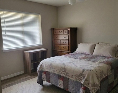 937 Crepe Myrtle Street - Photo Thumbnail 3