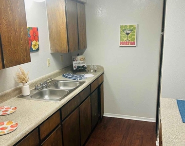 2957 Park Square Drive - Photo Thumbnail 2